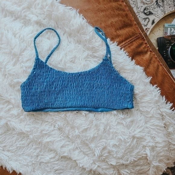 𝅺3/$20 Blue Shirred Bikini Top Size Small - Picture 1 of 3